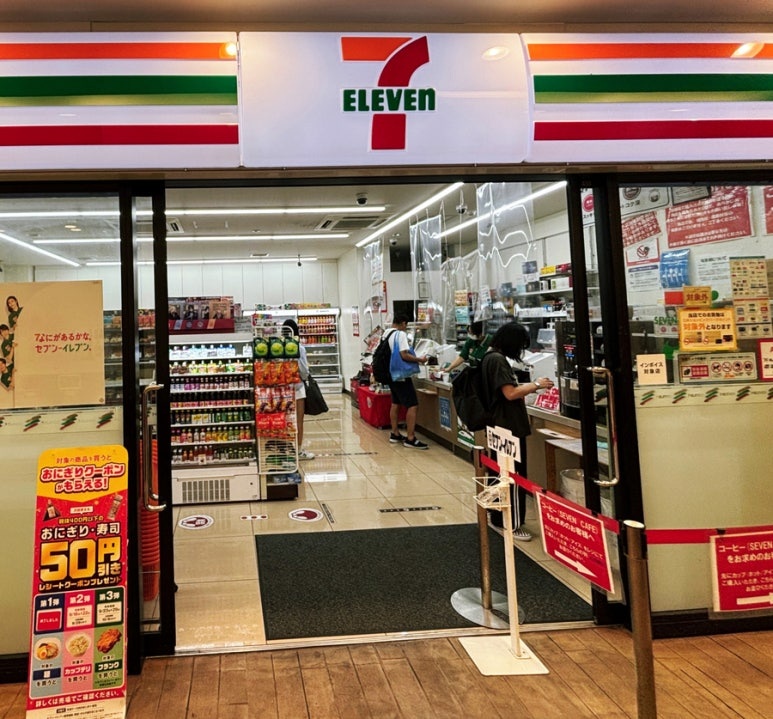 Japan Convenience Store Shopping Best 10: Complete Guide (7-Eleven vs FamilyMart vs Lawson Comparison)