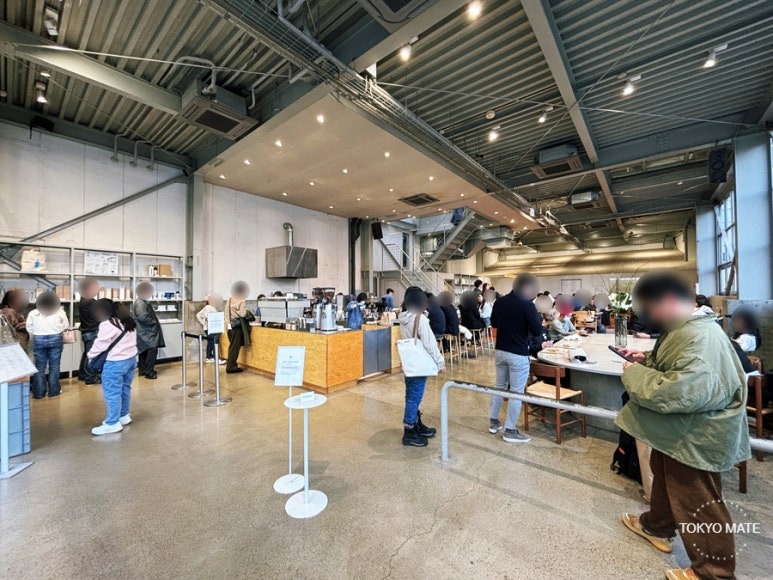 ブルーボトル清澄白河フラッグシップカフェ開放的な座席エリア