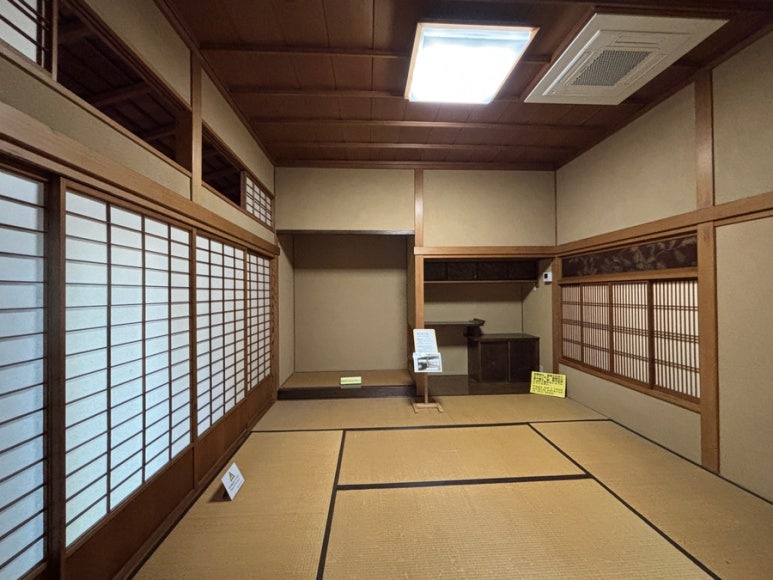 Interior closet and books of Former Asakura House