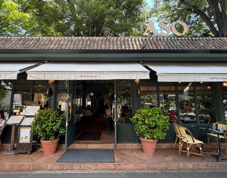 蔦屋書店の向かいにあるカフェ・ミケランジェロ