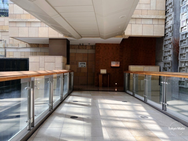 Walking from Roppongi Hills West Walk 4F to Grand Hyatt Tokyo Keyakizaka