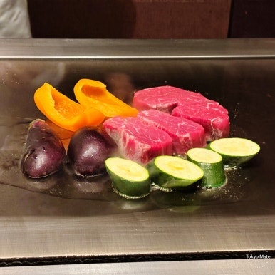 Chef grilling wagyu beef and vegetables at Keyakizaka