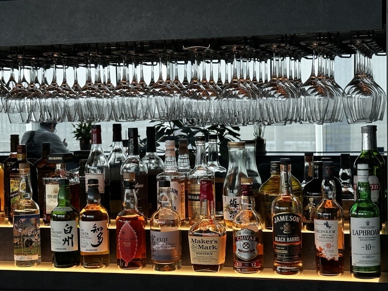 Evening cocktail bar at the lounge