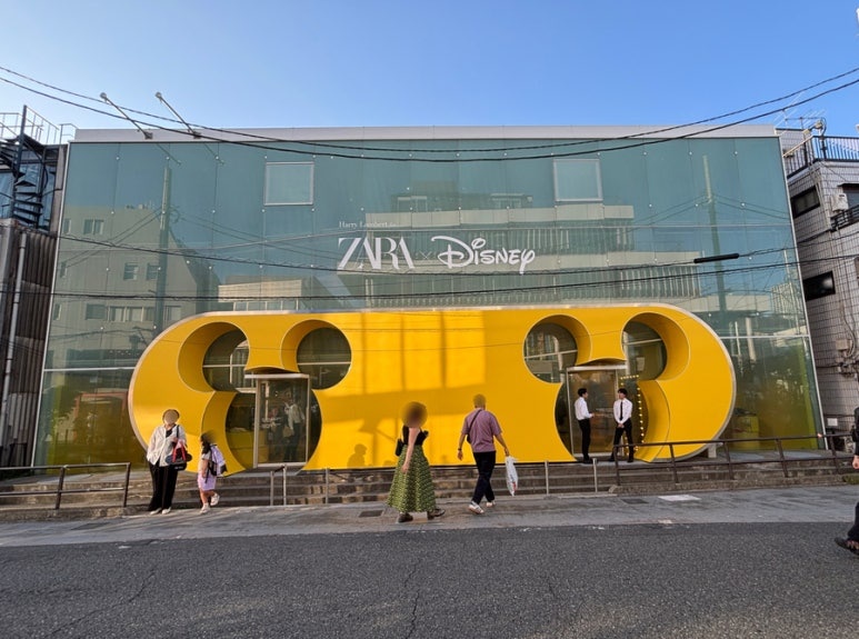 Cat Street cafe atmosphere