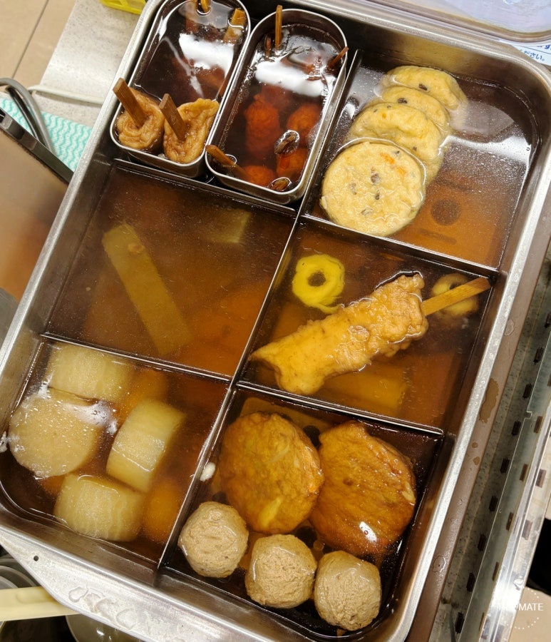 日本便利店关东煮点单过程店员盛放场景