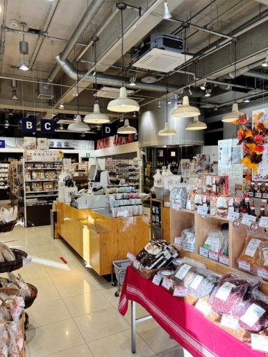 Jiyugaoka Cuoca baking supplies and ingredients display