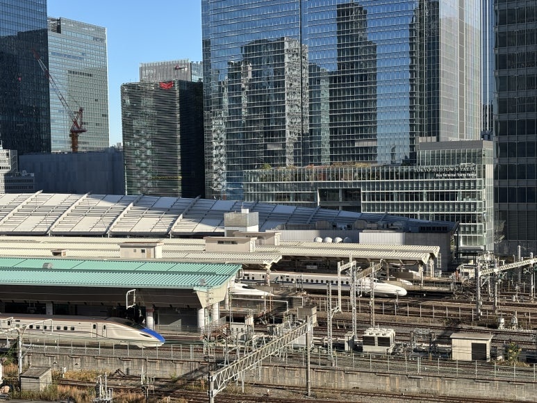 KITTE展望台から見える新幹線