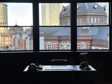 局長室のデスクと歴史的な小物