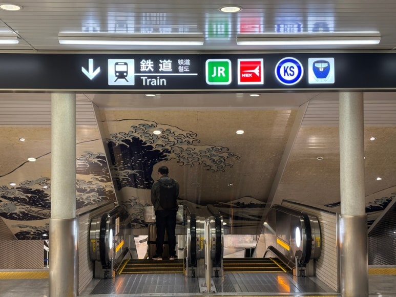 Railways標識に従って地下1階へ