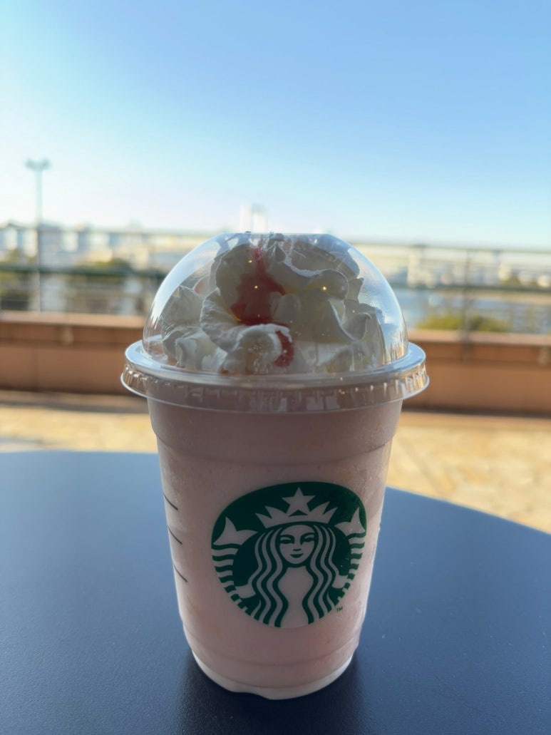 Starbucks terrace view overlooking Rainbow Bridge and Tokyo cityscape from Aqua City