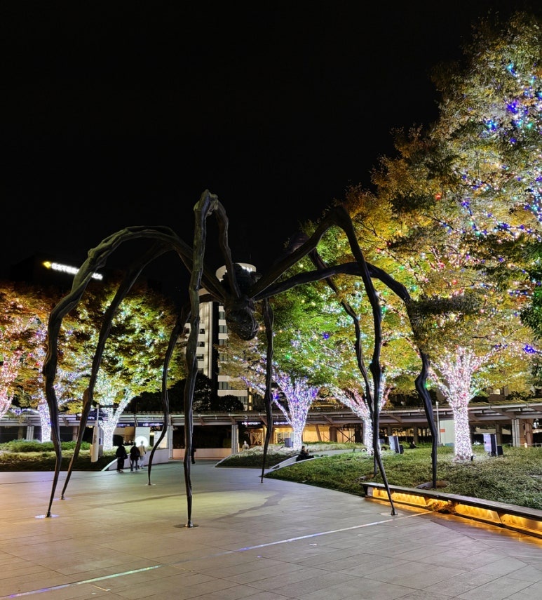 Roppongi Hills 66 Plaza Christmas Tree Luminous Bouquet in front of Maman