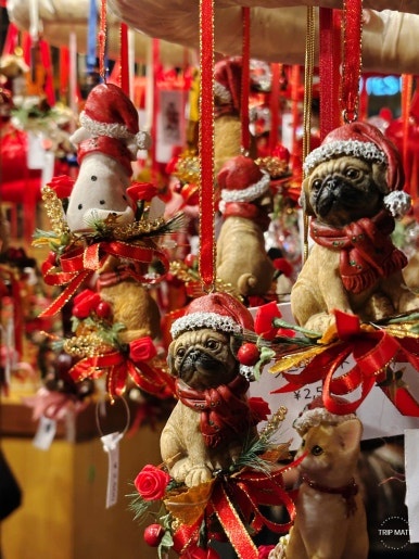 Rasp booth clove decorations