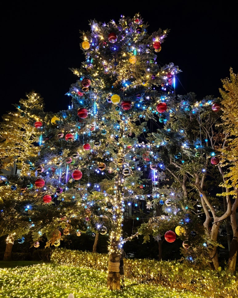 Emotion Palette Tree, the main tree of Roppongi Tokyo Midtown Christmas
