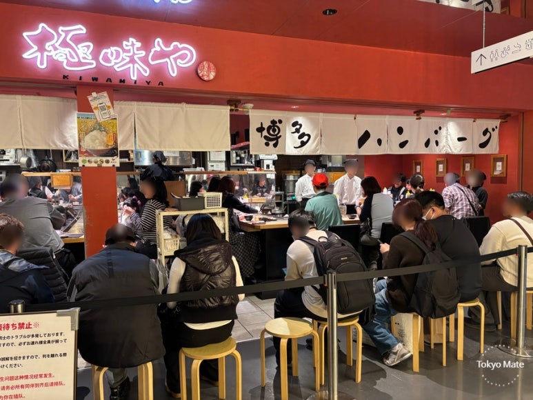 Long waiting line outside Kiwamiya Hamburg