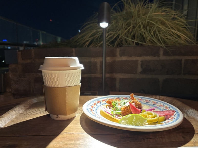 テラスでのレモンティーとエビタコス