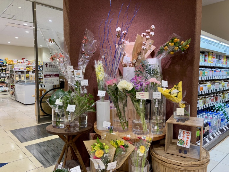 Shinanoya entrance with seasonal flowers