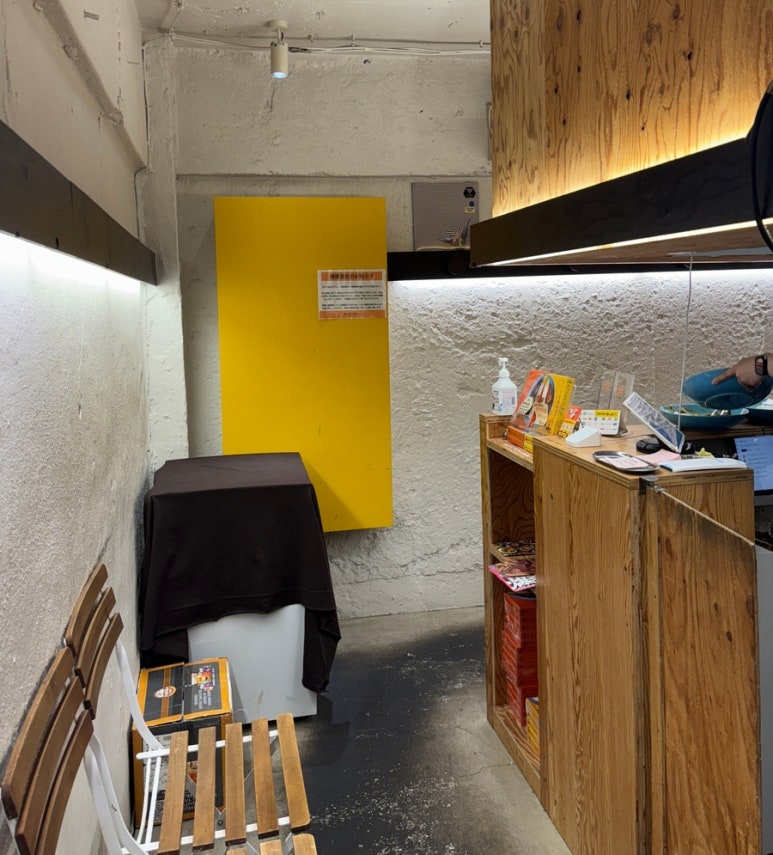 Shinjuku curry restaurant Epitaph Curry 12-seat counter interior view and waiting area