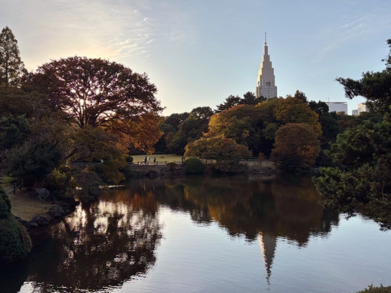 Shinjuku Gyoen central pond scenery | Tokyo Shinjuku Gyoen lake view