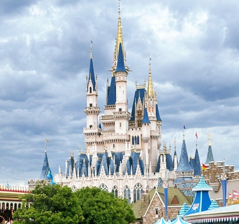 Tokyo Disneyland Cinderella Castle panoramic view, accessible by bus from Shinjuku, popular family travel course