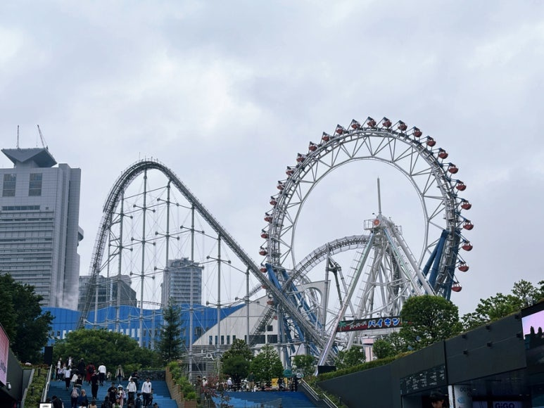 Tokyo Dome City amusement park in central Tokyo, Ferris wheel