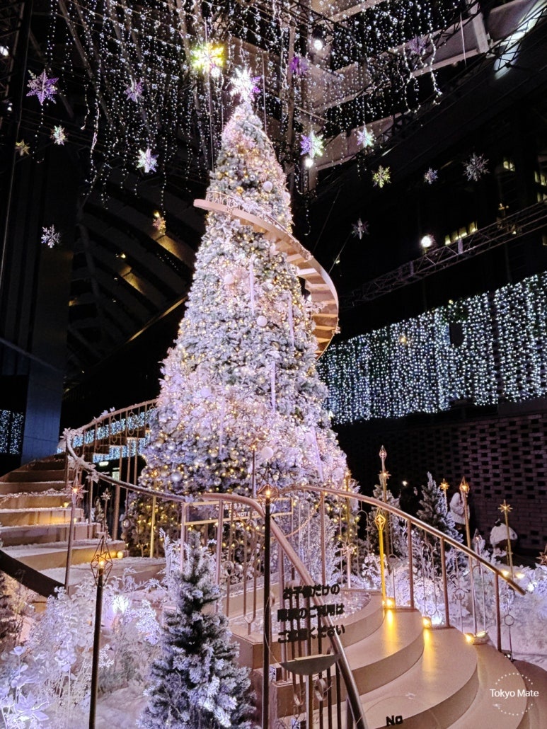 Shinjuku Sumitomo Building Christmas tree illumination