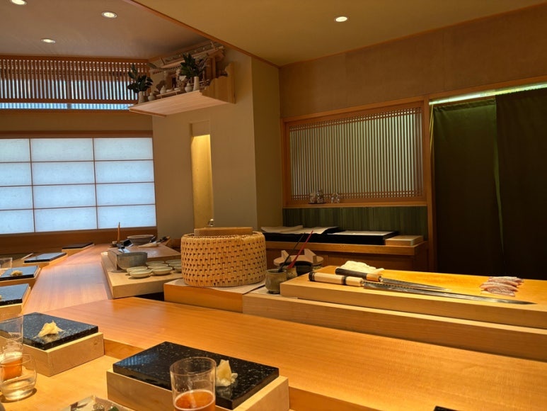Takumi Tatsuhiro Shinjuku Michelin sushi hinoki counter and omakase seating