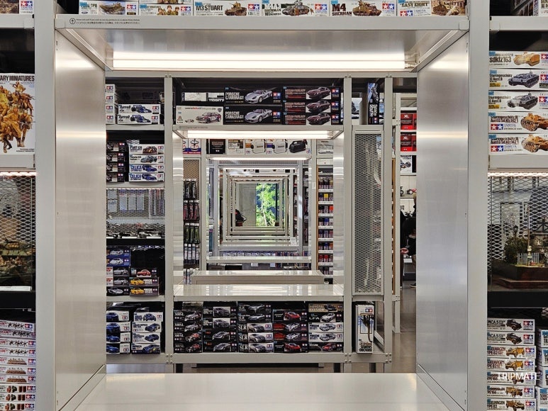 Tamiya Plamodel Factory Tokyo interior 4m high, 100m long display shelves