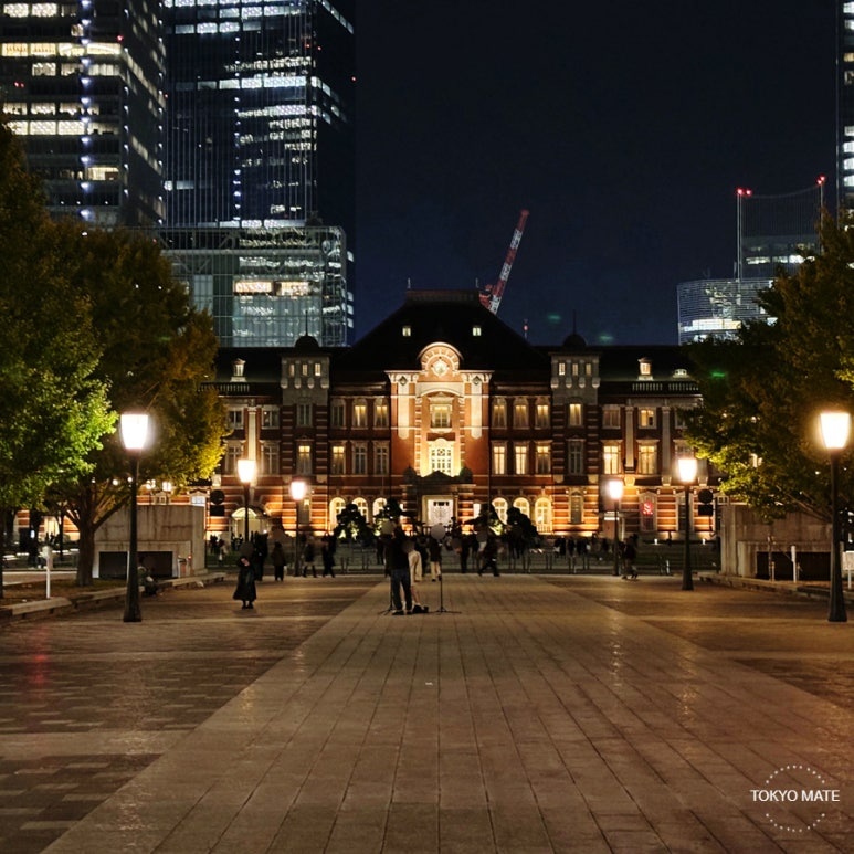 ライトアップされた赤レンガの東京駅丸の内広場の夜景
