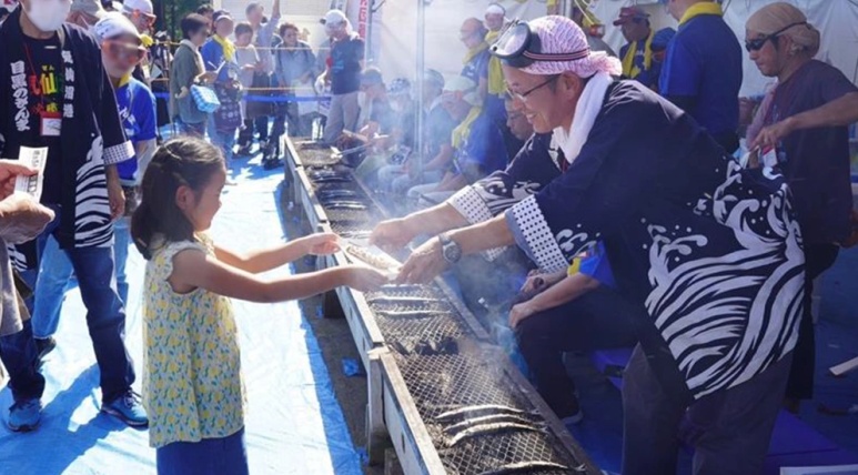 Meguro Saury Festival grilling fresh fish