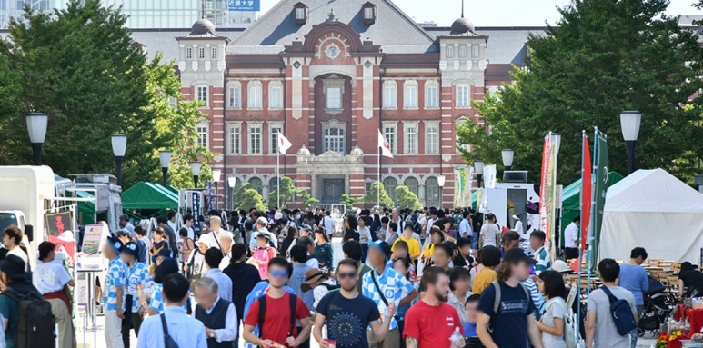 Tokyo Taste Festa food stalls and crowds in Marunouchi