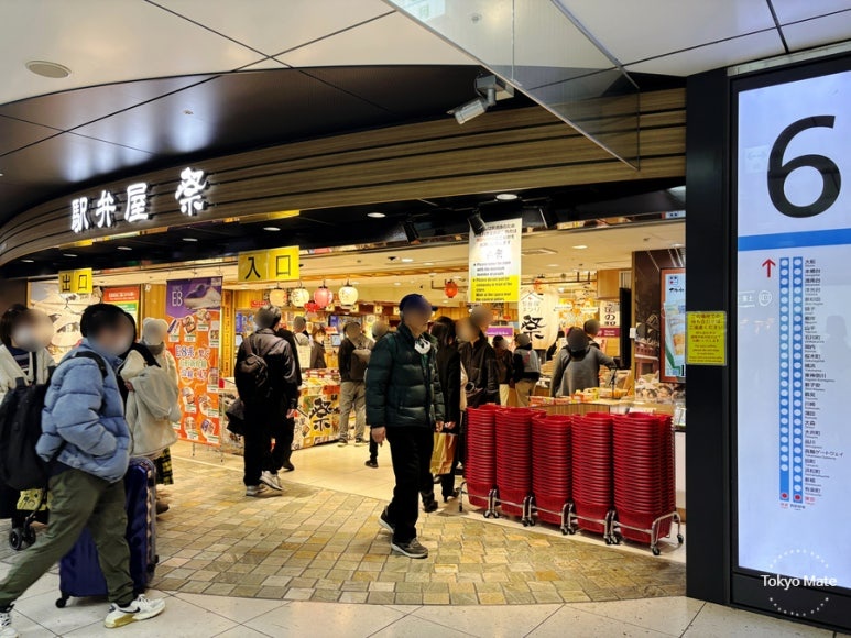 JR東京駅改札内1階中央通路（6～7番ホーム間）