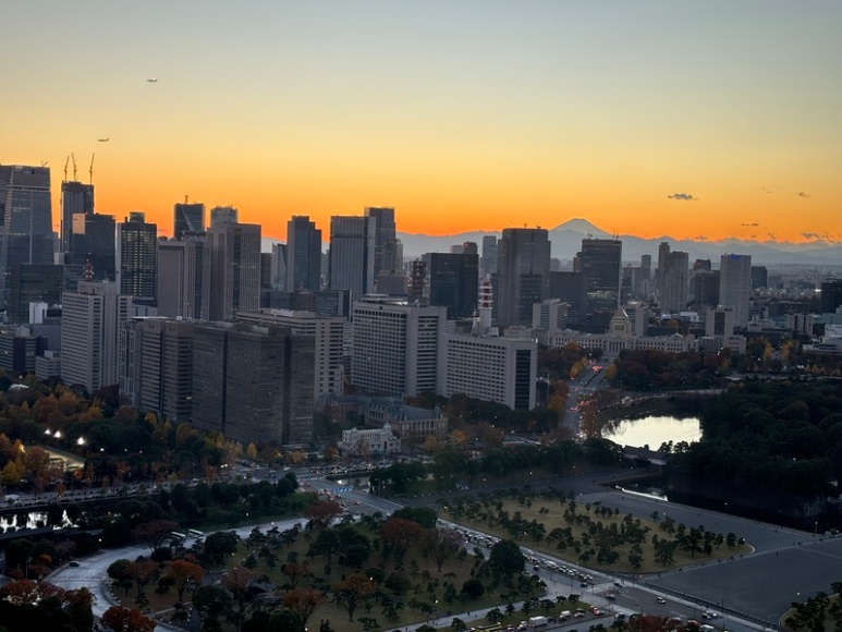 Sunset viewed from Marunouchi Building 35F Free Observatory