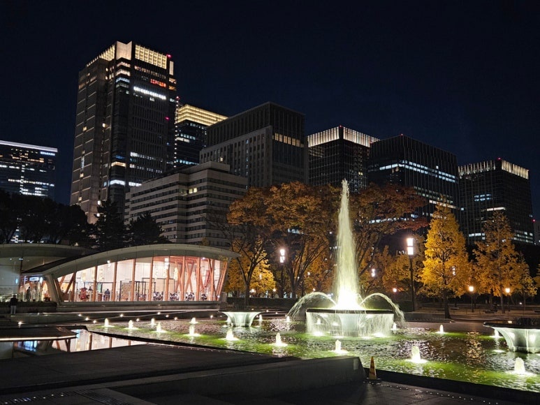 Wadakura Fountain Park Starbucks exterior