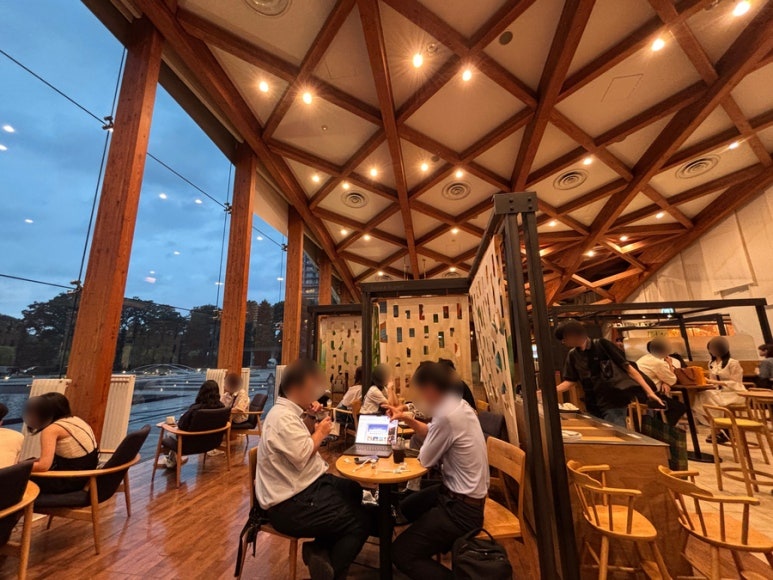 Wadakura Fountain Park Starbucks night view