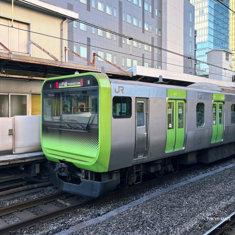 JY Yamanote Line train at a Tokyo station platform