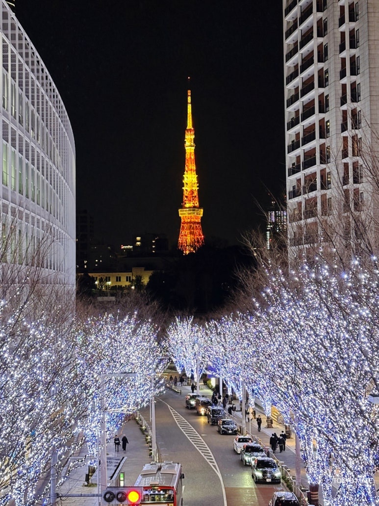 Tokyo Tower seen from Keyakizaka pedestrian bridge in Roppongi Hills