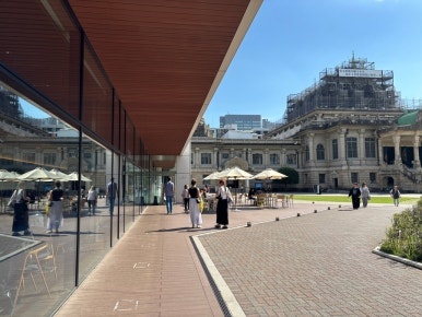 築地本願寺カフェ Tsumugiの内装