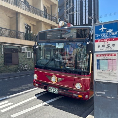 Akai Kutsu Bus at Yokohama Chinatown Entrance