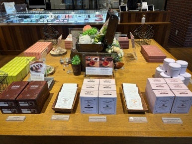 Yokohama Vanilla Beans tablet chocolates and various gifts