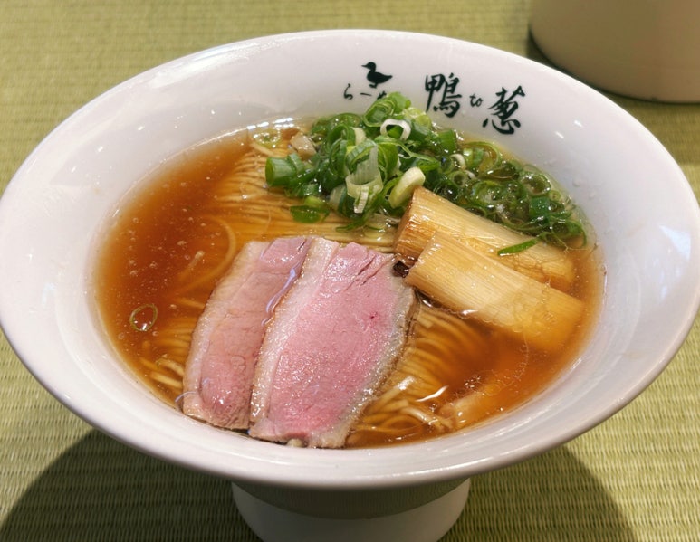 ネギと鴨肉がきれいに盛られた鴨to葱ラーメン